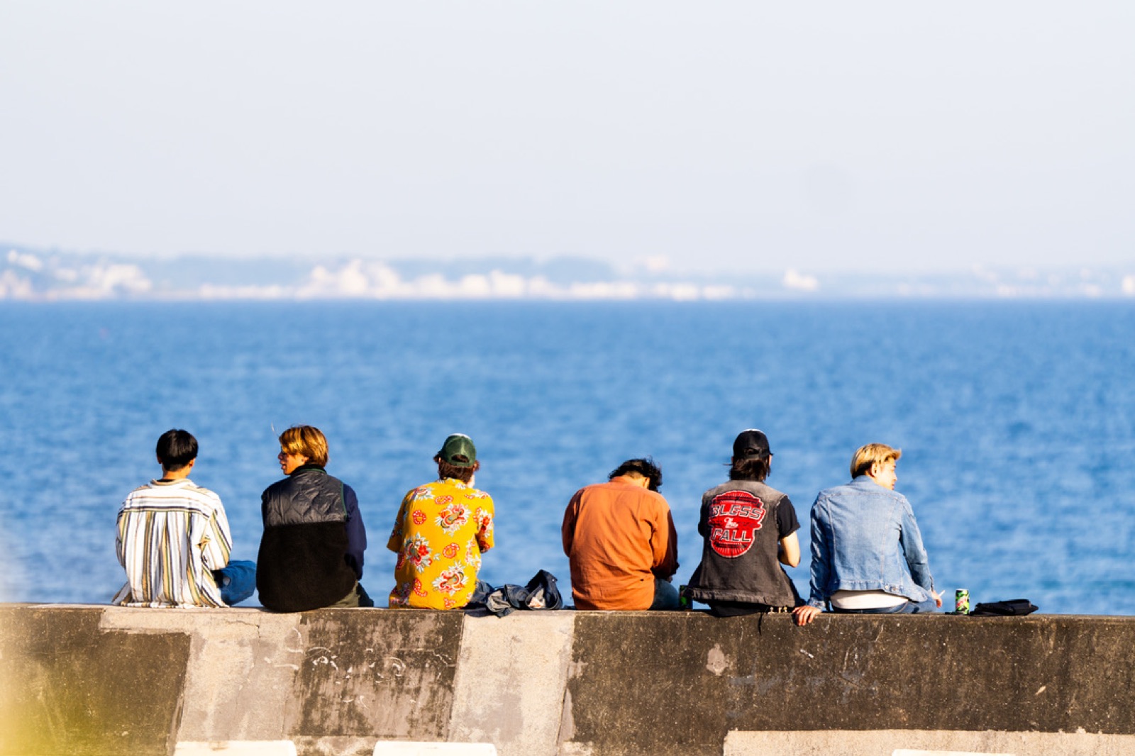 海堤上的六个人
